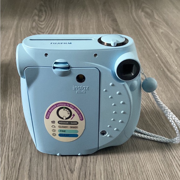 This is a Polaroid camera - Picture 2 of 4